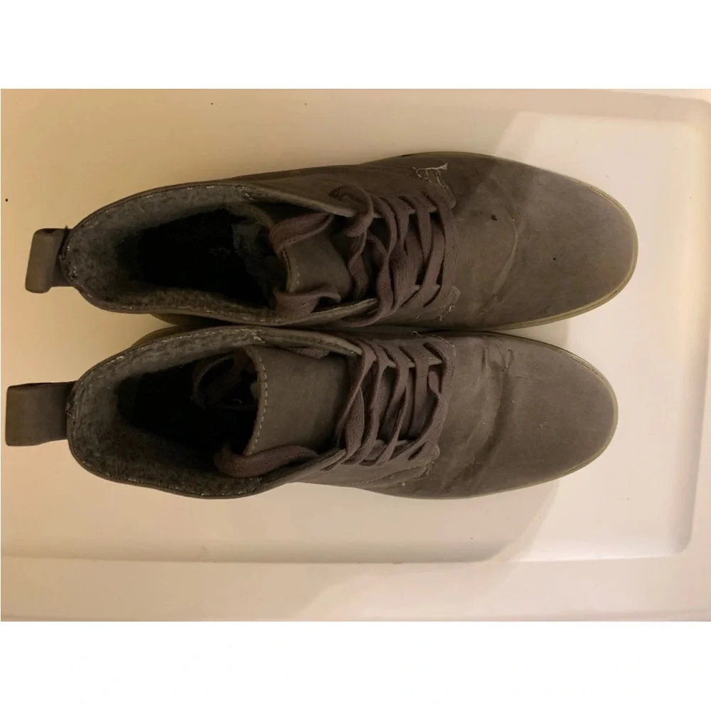 Carbon Men's‎ Sz 11 Gray Chukka Boots faux suede